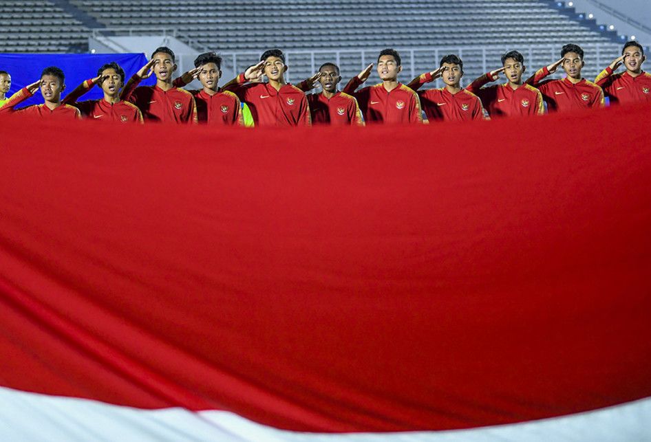 Pemain Timnas U-16 Indonesia menyanyikan lagu Indonesia Raya sebelum pertandingan melawan Timnas Kepulauan Mariana Utara U-16 pada laga kualifikasi Piala AFC U-16 2020 di Stadion Madya, Jakarta, Rabu (18/9/2019). Timnas U-16 Indonesia berhasil menang telak dengan skor 15-1 atas Mariana Utara.