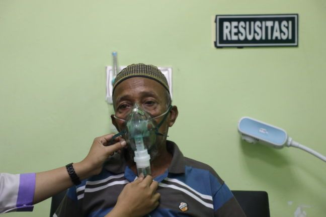 Syarifudin (67) yang sesak nafas karena terpapar asap dibantu pernasafannya menggunakan nebulizer di RSUD Petala Bumi, Pekanbaru, Riau, Kamis (19/8/2019). Di Pekanbaru sendiri terdapat 19 posko dan rumah singgah yang didirikan oleh pemerintah. 