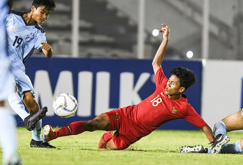 Pemain Timnas U-16 Indonesia Aditiya Daffa (kanan) berusaha melewati pemain Timnas Kepulauan Mariana Utara U-16 Ariel Navarez (kiri) pada laga kualifikasi Piala AFC U-16 2020 di Stadion Madya, Jakarta, Rabu (18/9/2019). Timnas U-16 Indonesia berhasil menang telak dengan skor 15-1 atas Mariana Utara.