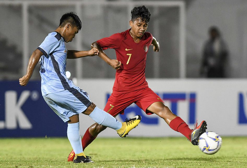 Pemain Timnas U-16 Indonesia Mochammad Faizal (kanan) berusaha melewati pemain Timnas Kepulauan Mariana Utara U-16 Oliver fajardo (kiri) pada laga kualifikasi Piala AFC U-16 2020 di Stadion Madya, Jakarta, Rabu (18/9/2019). Timnas U-16 Indonesia berhasil menang telak dengan skor 15-1 atas Mariana Ut