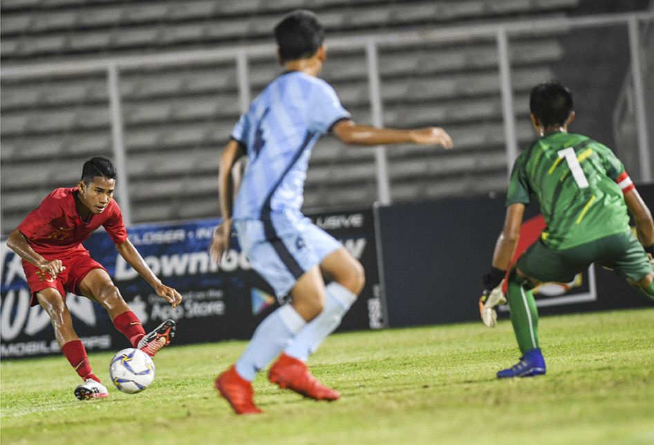 Pemain Timnas U-16 Indonesia Marselino Ferdinan (kiri) berusaha melewati pemain Timnas Kepulauan Mariana Utara U-16 pada laga kualifikasi Piala AFC U-16 2020 di Stadion Madya, Jakarta, Rabu (18/9/2019). Timnas U-16 Indonesia berhasil menang telak dengan skor 15-1 atas Mariana Utara.