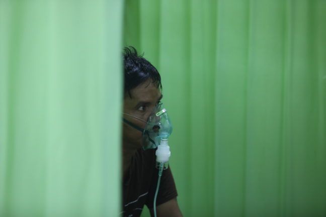 Jonner Tampubolon, warga yang sesak nafas karena terpapar asap dibantu pernasafannya menggunakan nebulizer di RSUD Petala Bumi, Pekanbaru, Riau, Kamis (19/8/2019). 