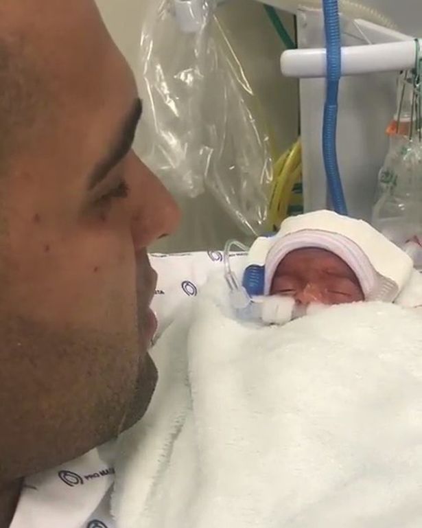 Flavio menemani bayinya yang baru lahir.
