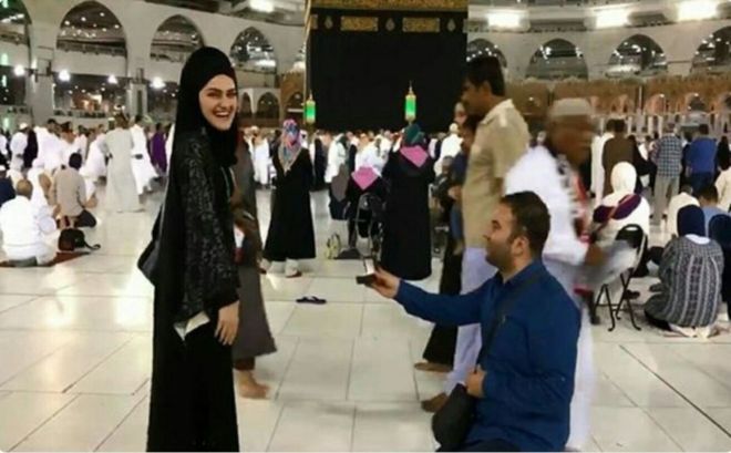 Yusuf melamar kekasihnya di depan Kabah dalam Masjidil Haram di Mekkah. 