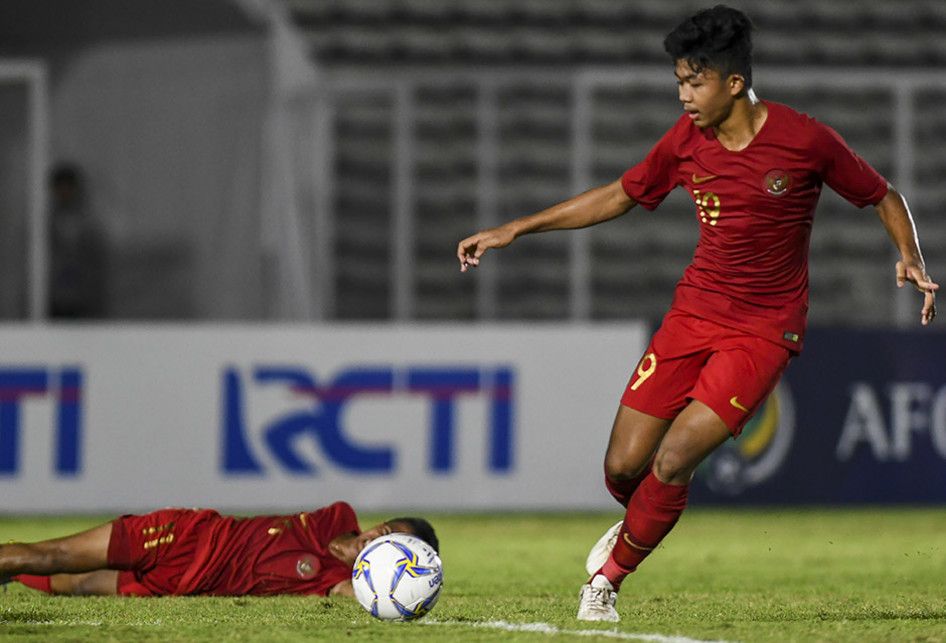 Pemain Timnas U-16 Indonesia Ahmad Athallah menggiring bola pada laga kualifikasi Piala AFC U-16 2020 di Stadion Madya, Jakarta, Rabu (18/9/2019). Timnas U-16 Indonesia berhasil menang telak dengan skor 15-1 atas Mariana Utara.