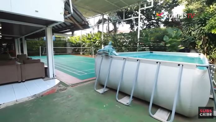 Lapangan dan kolam renang