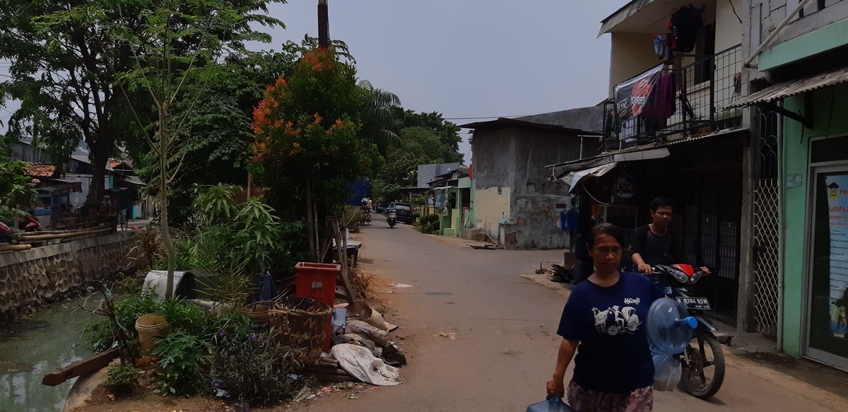 Masroh (48), warga RW 002 Pegadungan, Kalideres, Jakarta Barat, saat akan mengantre jeriken air bersih, Kamis (19/9/2019). Di RW 002 Pegadungan, terdapat lebih dari 3.000 warga. Sebagian besar dari mereka mengalami krisis air bersih.