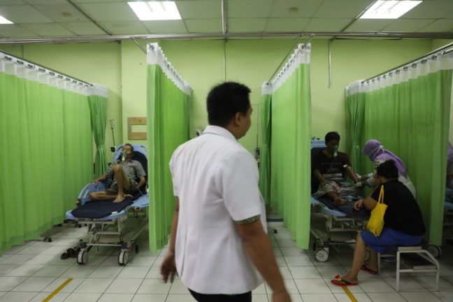 Warga yang sesak nafas karena terpapar asap dibantu pernasafannya menggunakan nebulizer di RSUD Petala Bumi, Pekanbaru, Riau, Kamis (19/8/2019).Sejumlah rumah sakit dan posko kesehatan telah disediakan untuk membantu warga yang terpapar asap. 