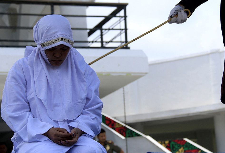 Pelanggar qanun syariat Islam yang ditangkap polisi syariat (WH) di hotel dan rumah makan di Banda Aceh karena terbukti melakukan ihktilat (bercumbu), dieksekusi cambuk di Taman Sari, pusat kota Banda Aceh, Kamis (19/9/2019). Sebanyak tiga pasangan terpidana pelanggar qanun syariat Islam itu masing-