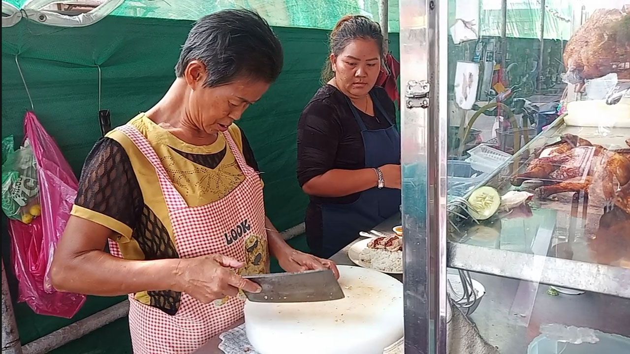 Xiuying bekerja sebagai penjual nasi ayam