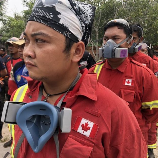 Andrean Perdana, mahasiswa tingkat akhir di Sekolah Tinggi Ilmu Komputer Palangkaraya, memimpin para relawan muda Youth Act untuk membantu upaya pemadaman api di lapangan. 