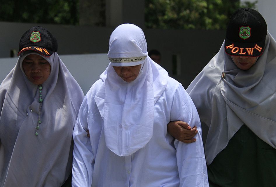 Pelanggar qanun syariat Islam yang ditangkap polisi syariat (WH) di hotel dan rumah makan di Banda Aceh karena terbukti melakukan ihktilat (bercumbu), dieksekusi cambuk di Taman Sari, pusat kota Banda Aceh, Kamis (19/9/2019). Sebanyak tiga pasangan terpidana pelanggar qanun syariat Islam itu masing-