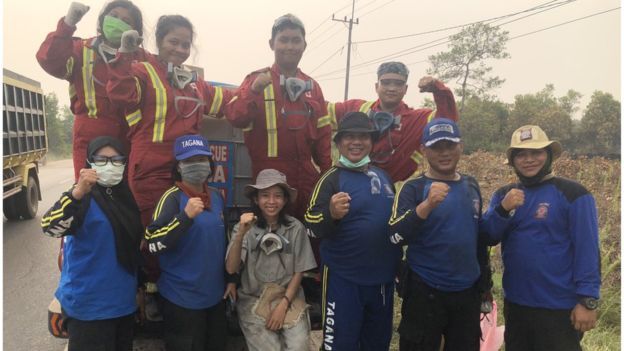 Berbagai elemen masyarakat turun tangan memadamkan api di Palangkaraya, Kalimantan Tengah. 