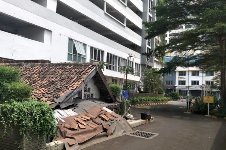 Rumah Ibu Lies (64) terkepung gedung Apartemen Thamrin Executive Residence, Tanah Abang, Jakarta Pusat. Rumah dia masih berada di dalam kompleks apartemen itu karena menolak untuk digusur.