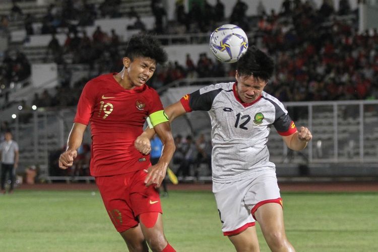 Kapten timnas U-16 Indonesia, Ahmad Athallah Araihan, berjibaku dengan pemain Brunei Darussalam, Danial Hariz, pada laga ketiga Grup G Kualifikasi Piala Asia U-16 2020 di Stadion Madya, Jumat (20/9/2019).