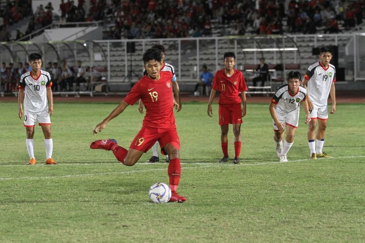 Momen sebelum Athallah Araihan mecetak gol ke gawang Brunei Darussalam lewat eksekusi penalti, Jumat (20/9/2019)