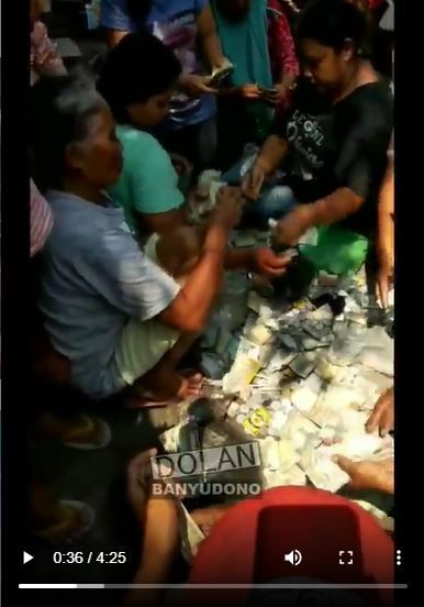 Uang receh dan kertas yang baru dihitung oleh warga setelah membersihkan rumah Mbah Karsiman