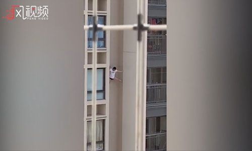 Seorang pria di Cina, beraksi layaknya Spiderman.