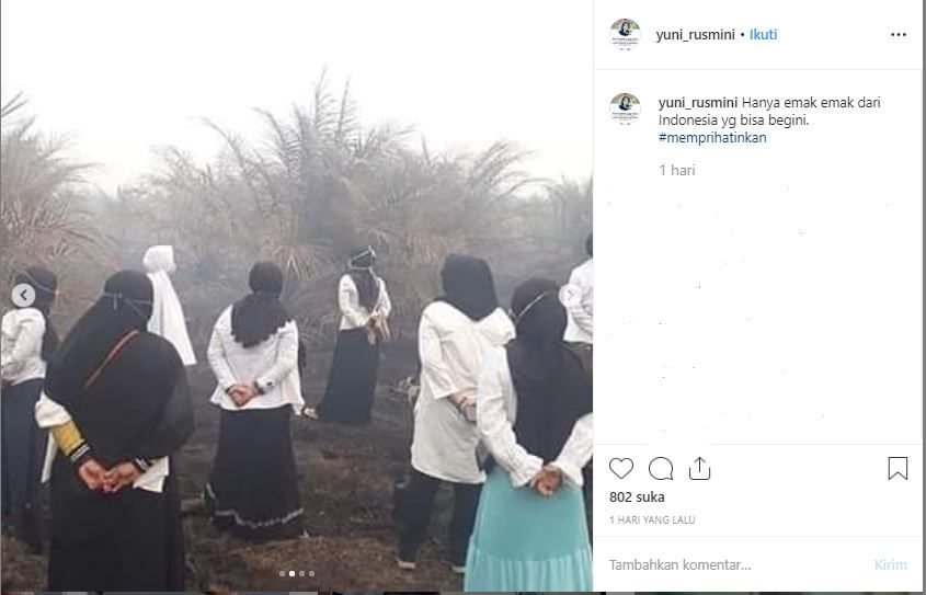 Foto emak-emak di lokasi kebakaran hutan yang viral di media sosial