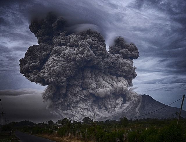 Ilustrasi gunung meletus disertai longsor