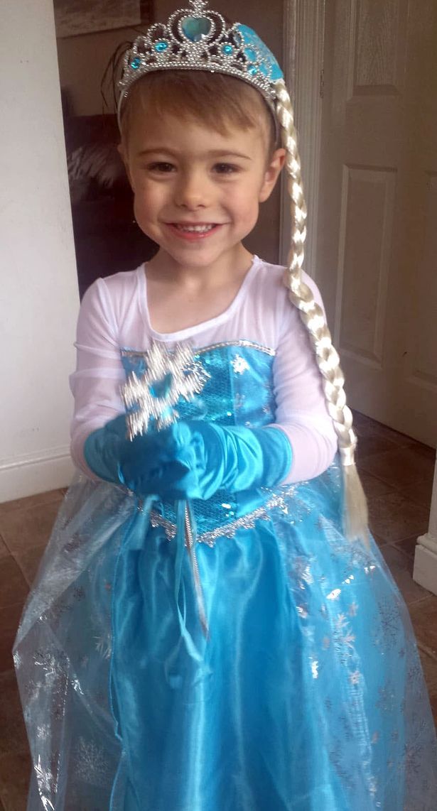 Luna sangat senang memakai gaun putri sejak usia 3 tahun