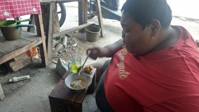 Sungadi tengah makan bakso dekat rumahnya di Dukuh Jurang, Desa Sono, Kecamatan Mondokan, Sragen, Sabtu (21/9/2019).