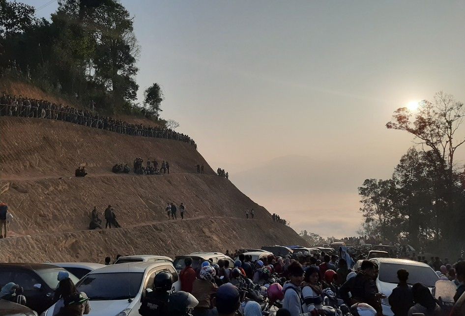 Suasana di obyek wisata negeri di atas awan Gunung Luhur, Minggu (22/9/2019). Sejak viral di media sosial, Gunung Luhur di Desa Citorek Kidul, Kecamatan Cibeber, Kabupaten Lebak, Banten, dipadati pengunjung hingga mencapai rekor 30 ribu pengunjung pada akhir pekan.