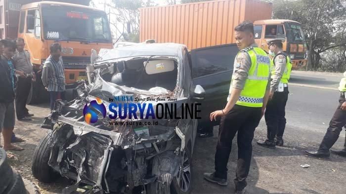 Mitsubishi Xpander ringsek parah setelah menabrak truk gandeng dan diseruduk truk tronton di Gresik, Minggu (22/9/2019)