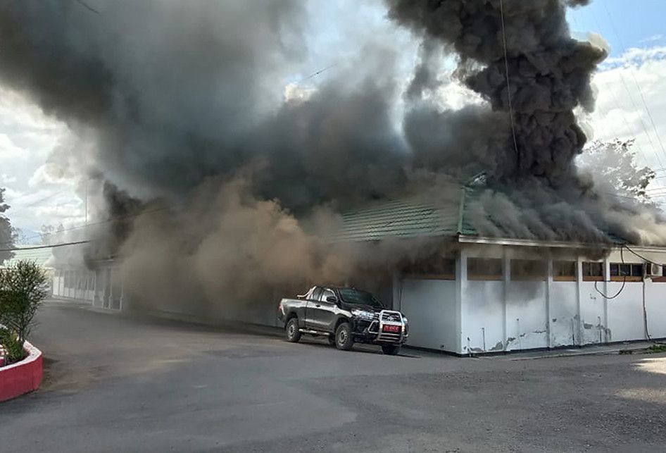 Kondisi saat sebuah bangunan terbakar menyusul aksi berujung ricuh di Wamena, Papua, Senin (23/9/2019).  Demonstran bersikap anarkistis hingga membakar rumah warga, kantor pemerintah, dan beberapa kios masyarakat pada aksi berujung ricuh yang diduga dipicu kabar hoaks tentang seorang guru yang menge