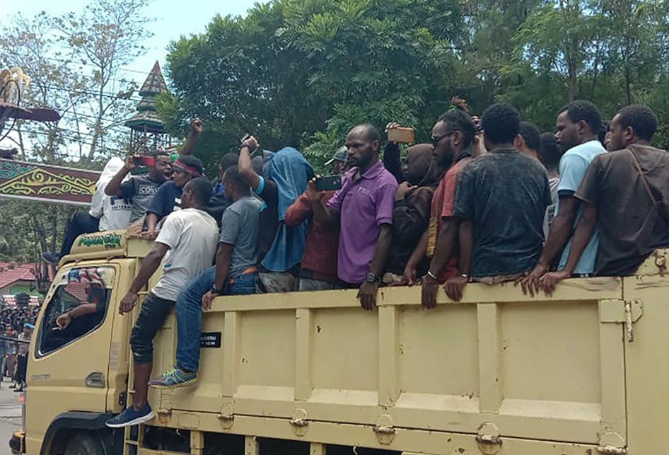 Para pengunjuk rasa menaiki truk menyusul aksi rusuh yang terjadi di sebuah universitas di Jayapura, Papua, Senin (23/9/2019). Gubernur Papua Lukas Enembe menyebut terdapat korban jiwa dan luka-luka dari kerusuhan yang masih ditelusuri penyebabnya tersebut.