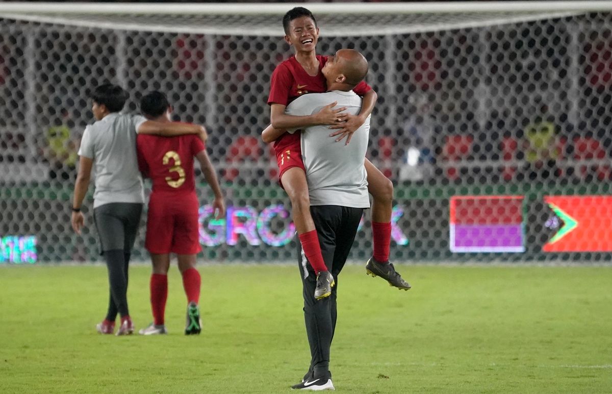 Asisten pelatih timnas Indonesia U-16 Markus Horison menggendong striker Ruy Arianto yang menangis haru seusai laga melawan China U-16 yang berakhir 0-0 di Jakarta, Minggu (22/9/2019).