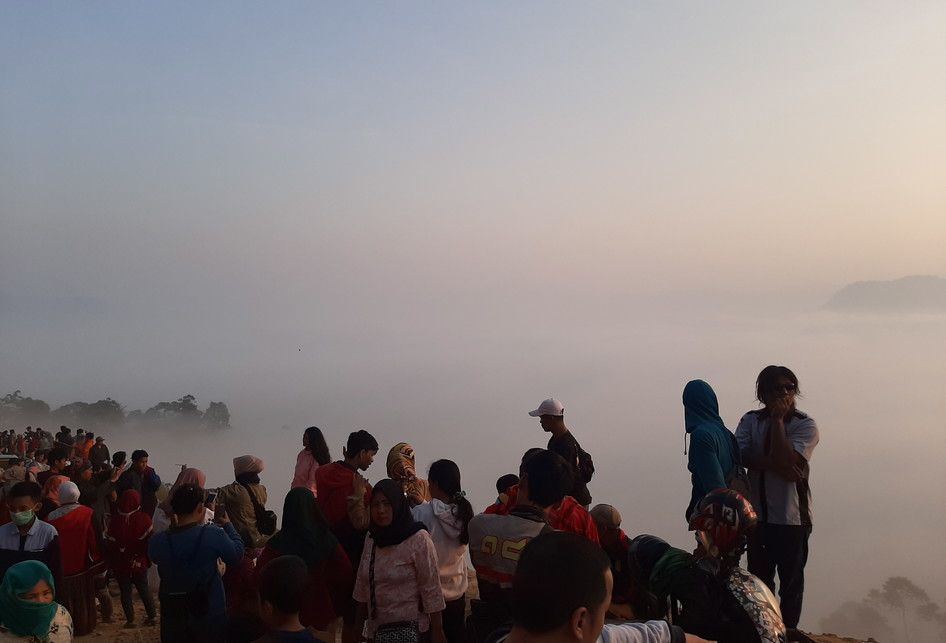 Suasana di obyek wisata negeri di atas awan Gunung Luhur, Minggu (22/9/2019). Sejak viral di media sosial, Gunung Luhur di Desa Citorek Kidul, Kecamatan Cibeber, Kabupaten Lebak, Banten, dipadati pengunjung hingga mencapai rekor 30 ribu pengunjung pada akhir pekan.