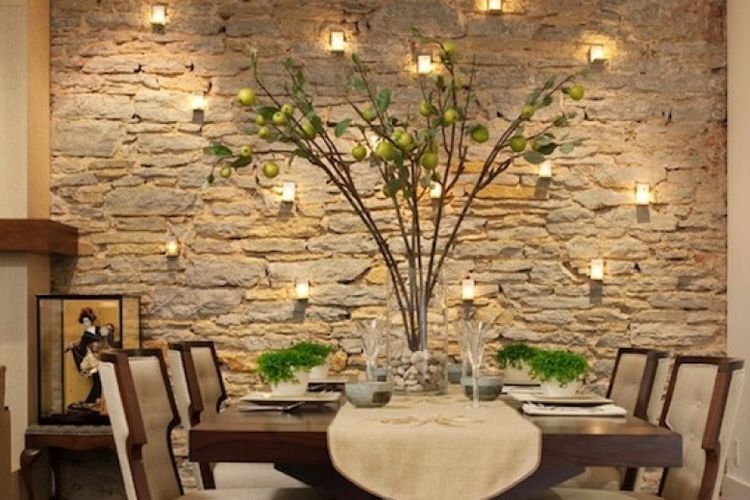 Dinding aksen batu semakin romantis dengan tambahan lampu lilin 