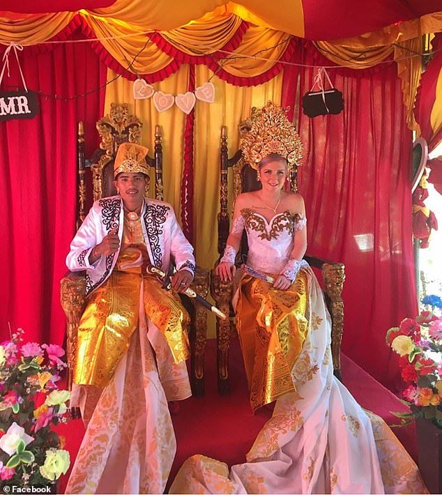 Pernikahan Wayan dan Sumawa dengan menggunakan adat tradisional Bali