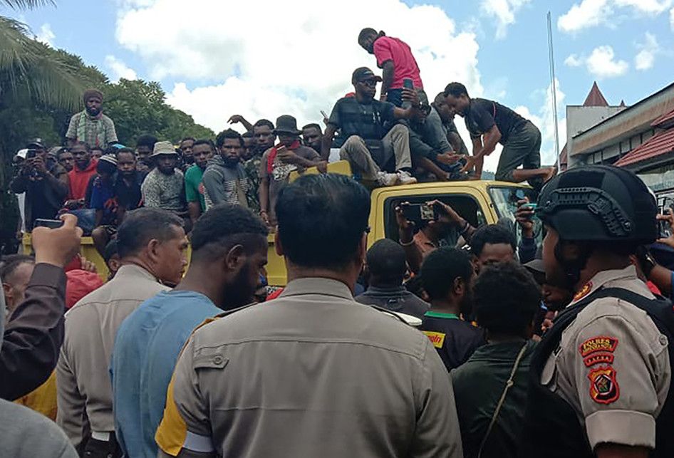 Para pengunjuk rasa menaiki truk menyusul aksi rusuh yang terjadi di sebuah universitas di Jayapura, Papua, Senin (23/9/2019). Gubernur Papua Lukas Enembe menyebut terdapat korban jiwa dan luka-luka dari kerusuhan yang masih ditelusuri penyebabnya tersebut.