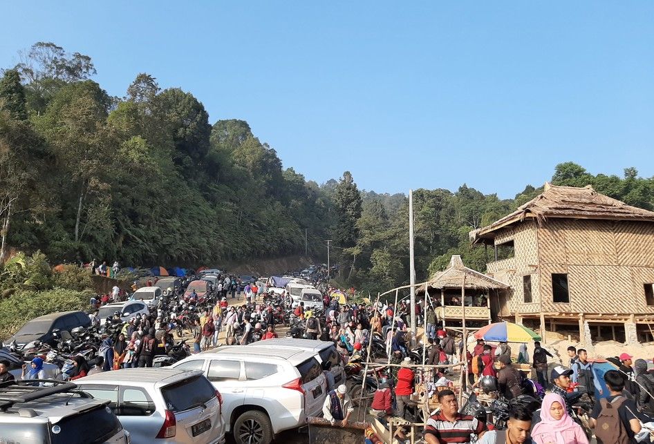 Suasana di obyek wisata negeri di atas awan Gunung Luhur, Minggu (22/9/2019). Sejak viral di media sosial, Gunung Luhur di Desa Citorek Kidul, Kecamatan Cibeber, Kabupaten Lebak, Banten, dipadati pengunjung hingga mencapai rekor 30 ribu pengunjung pada akhir pekan.