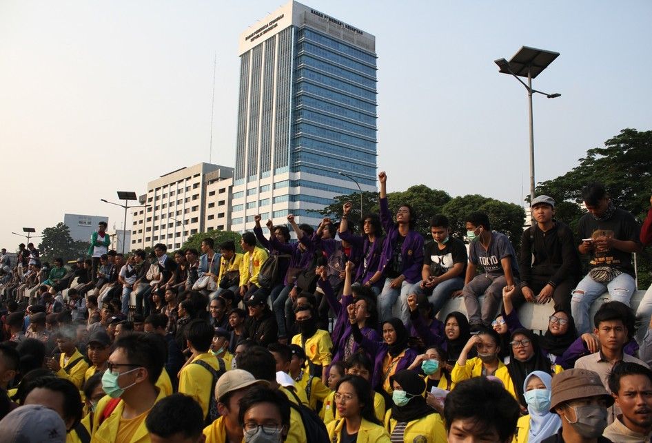Ribuan Mahasiswa melakukan aksi demo di Depan Gedung DPR/MPR, Jalan Gatot Subroto, Senayan, Jakarta Pusat, Senin (23/9/2019). Mereka menolak pengesahan RKUHP.