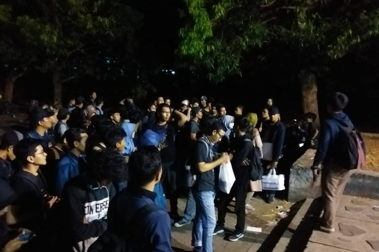 Massa mahasiswa dari Universitas Diponegoro (Undip) Semarang, Jawa Tengah, berkumpul di pelataran Gedung Serba Guna (GSG) Undip Tembalang Semarang, Senin (23/9/2019) malam.