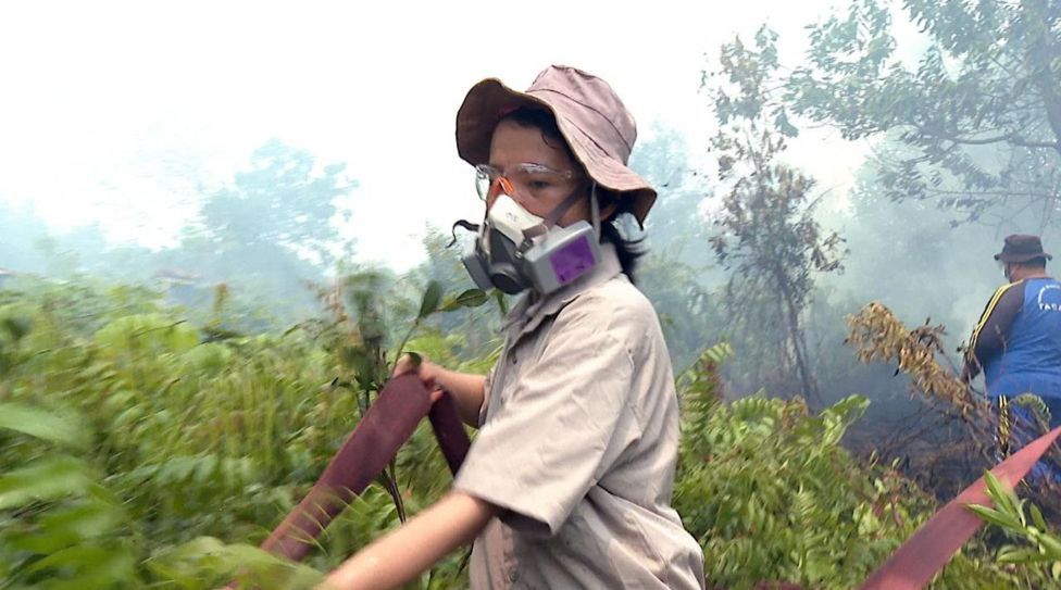 "Selama ratusan tahun kami menjaga hutan kami, hutan Kalimantan," tutur Sumarni Laman, perempuan (23) asli Dayak yang ikut terjun menjadi relawan pemadam kebakaran hutan dan lahan di Palangkaraya, Kalimantan Tengah (18/09) 
