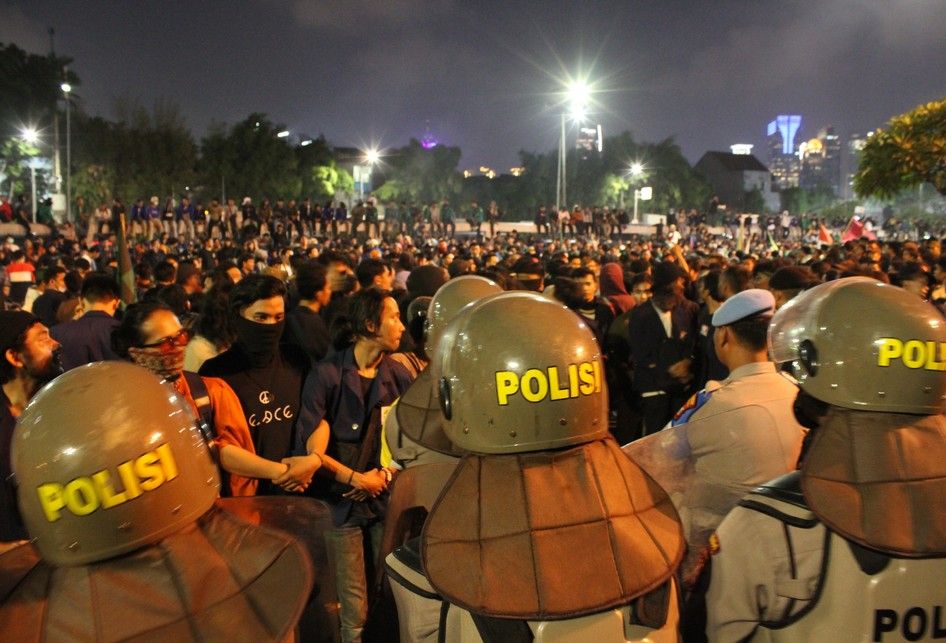 Polisi berjaga di Depan Gedung DPR/MPR, Jalan Gatot Subroto, Senayan, Jakarta Pusat, Senin (23/9/2019).