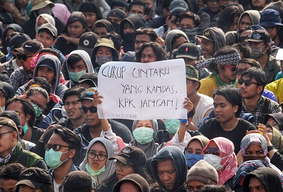 Ribuan mahasiswa mengikuti aksi #GejayanMemanggil di Simpang Tiga Colombo, Gejayan, Sleman, DI Yogyakarta, Senin (23/9/2019). Dalam aksi demonstrasi yang diikuti oleh ribuan mahasiswa dari berbagai universitas di Yogyakarta itu, mereka menolak segala bentuk pelemahan terhadap upaya pemberantasan kor