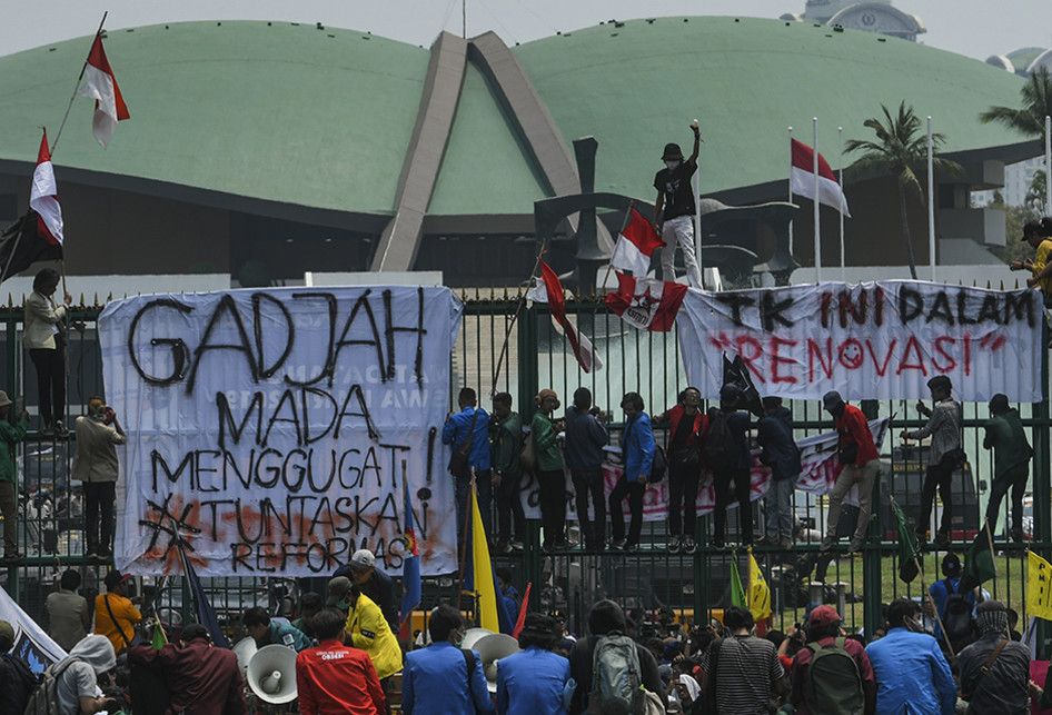 Sejumlah mahasiswa dari berbagai perguruan tinggi di Indonesia berunjuk rasa di depan gedung DPR, Jakarta, Selasa (24/9/2019). Aksi demonstrasi di DPR kembali digelar hari ini sebagai bentuk penolakan segala upaya pelemahan terhadap pemberantasan korupsi serta mendesak pemerintah dan DPR mencabut UU