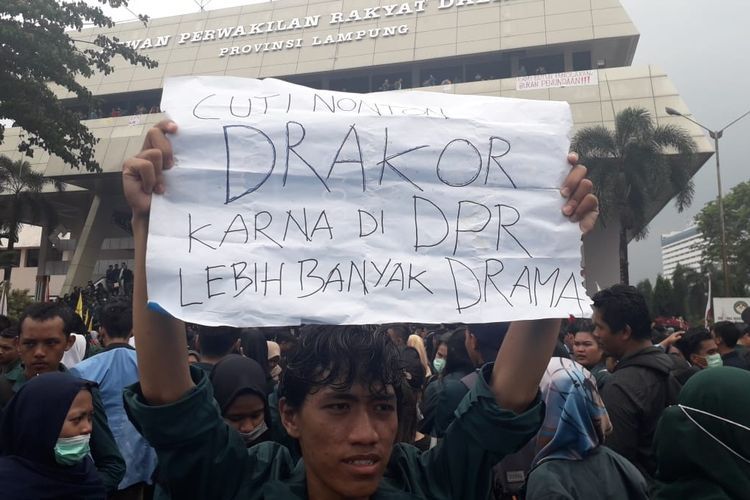 Spanduk bernada sarkastik tampil dalam aksi demonstrasi mahasiswa di Gedung DPRD Provinsi Lampung, Selasa (24/9/2019). Aksi mahasiswa menghasilkan 14 kesepakatan dengan DPRD setempat.
