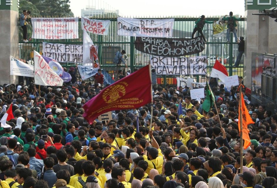 Banner bertuliskan Protes mahasiswa terpasang di Depan pagar Gedung DPR/MPR, Jalan Gatot Subroto, Senayan, Jakarta Pusat, Senin (23/9/2019). Mereka menolak pengesahan RKUHP.