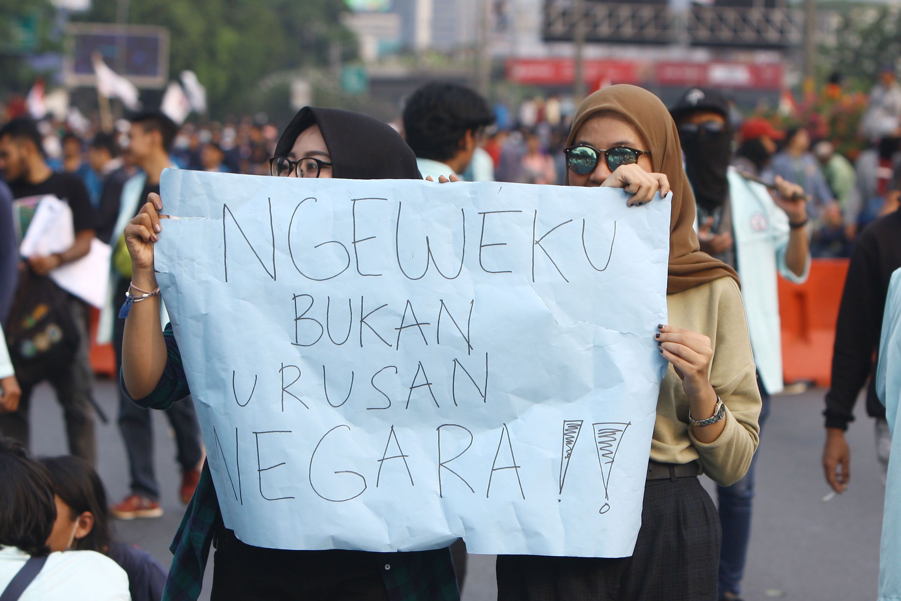 Ribuan mahassiswa dari berbagai kampus dan organisasi memenuhi jalan di sekitar gedung DPR RI, Jakarta, Selasa (24/9/2019). Demonstrasi tersebut lanjutan dari aksi sebelumnya yang menolak revisi UU KPK, RKUHP, RUU Pertanahan, dan Minerba. TRIBUNNEWS/HERUDIN