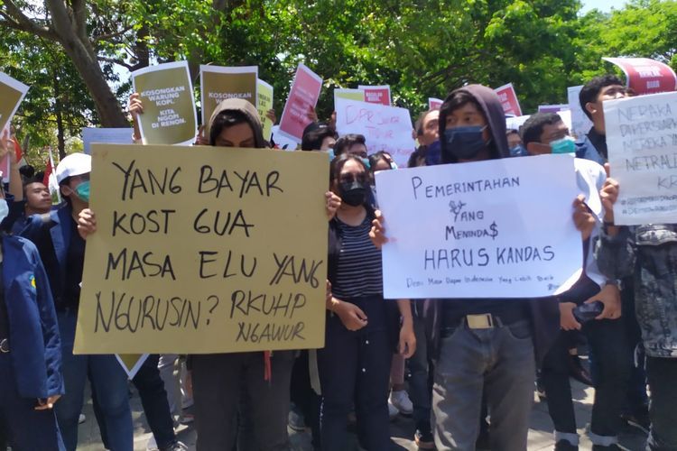 Massa aksi Bali Tidak Diam berkumpul di Parkir Timur Lapangan Renon, Denpasar, Selasa (24/9/2019)
