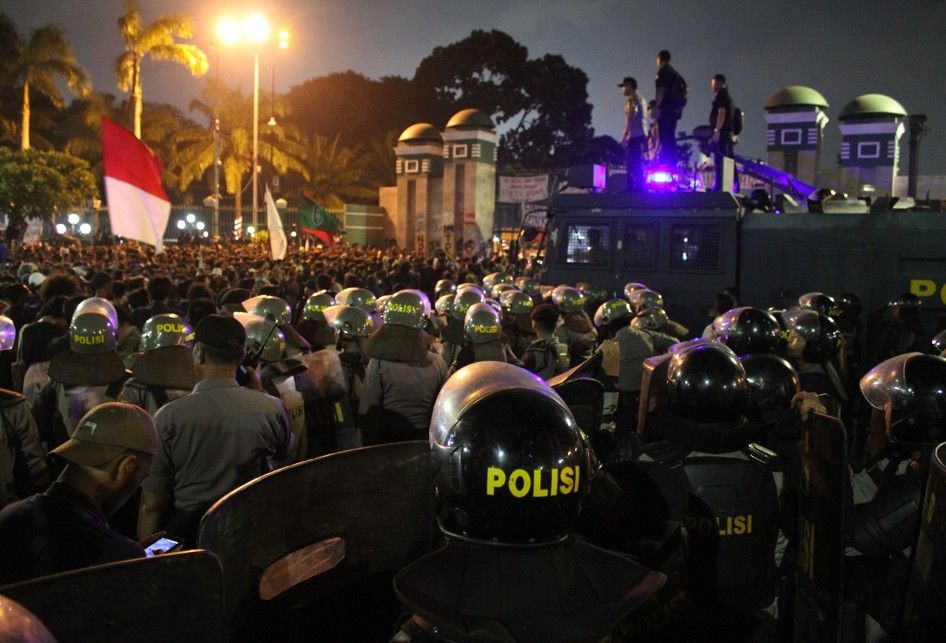 Polisi berjaga di Depan Gedung DPR/MPR, Jalan Gatot Subroto, Senayan, Jakarta Pusat, Senin (23/9/2019).