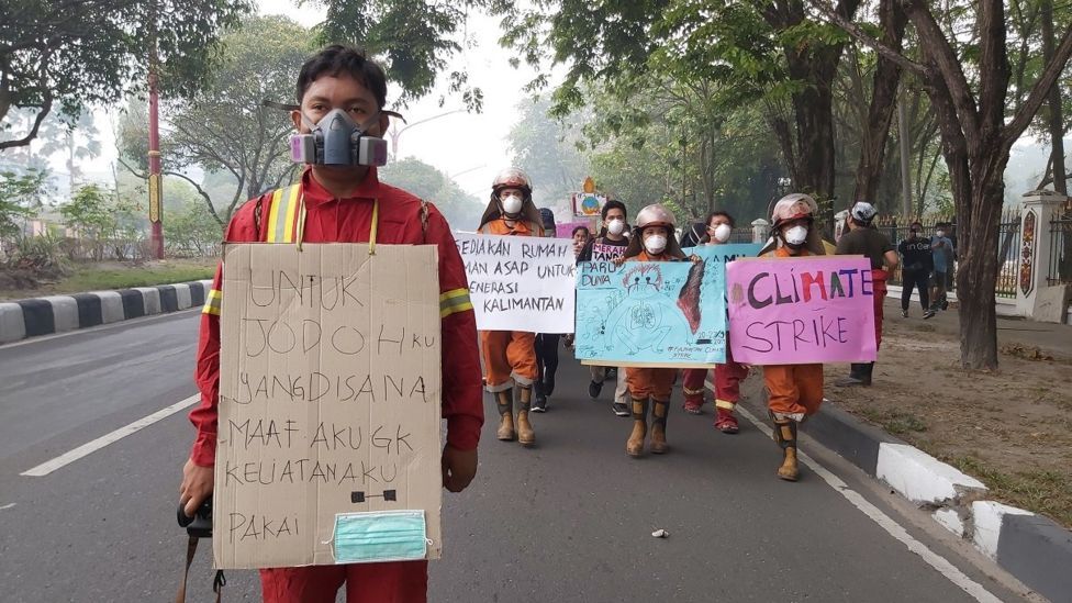 Sekelompok anak muda Palangkaraya turun ke jalan menuntut keadilan iklim Kalimantan dalam Climate Strike (20/09) 