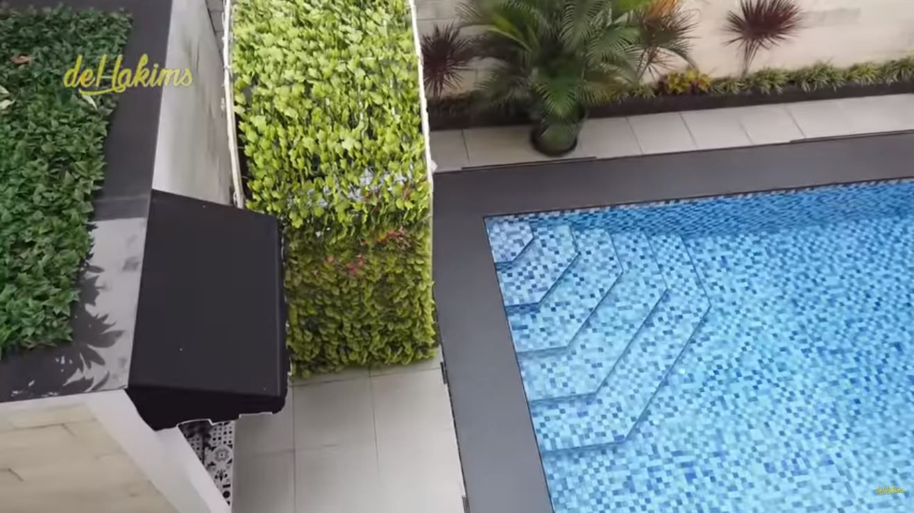 Kolam renang yang tampak dari balkon kamar utama