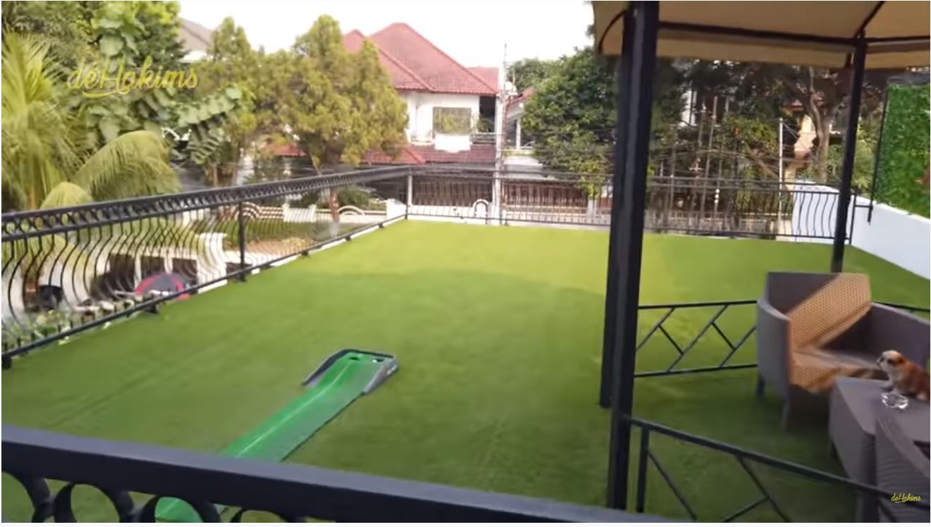 Rooftop yang dilengakapi dengan mini golf dan gazebo di kamar Devano Denandra